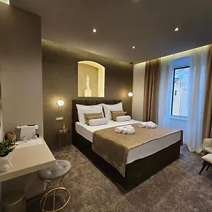 Ma Pe Luxury Pensión Split